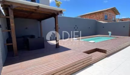 Casa com piscina + 4 vagas de garagem, Meia Praia, Itapema - SC