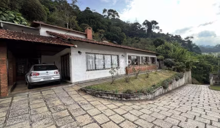 Casa fora de condominio com 06 quartos, 02 suítes e amplo quintal - Barra do Imbuí - Teresópolis/RJ