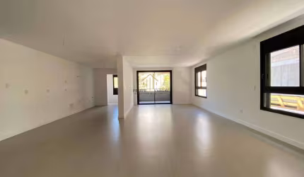Apartamento de 4 suítes a 300 metros do mar de Jurerê