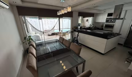 Casa com 2 dormitórios e piscina aquecida no Condomínio Terra Nova