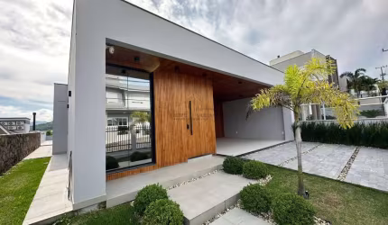 Linda casa com 3 dormitórios na Pedra Branca -  Aceita Permuta!