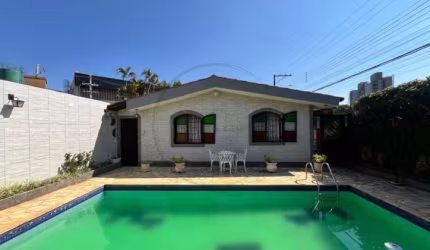 Casa à venda em Atibaia-SP no Jardim Suíça: 3 quartos, 1 suíte, 3 banheiros, 2 vagas de garagem, 200m² de área. Venha conferir!