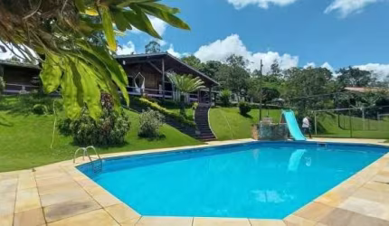 Chácara de Luxo no Condomínio Recanto dos Pássaros em Piracaia-SP: 7 quartos, 2 suítes, 4 banheiros, 6 vagas, 580m².