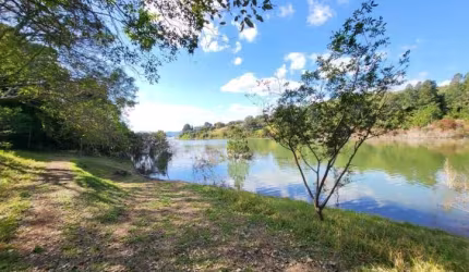Sítio à beira da represa em Piracaia: Um refúgio de tranquilidade e beleza