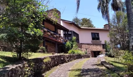 Bela Casa à Venda no Condomínio Clube da Montanha em Atibaia