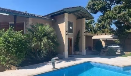 Casa em condomínio na Vila Santista, Atibaia-SP: 3 quartos, 3 suítes, 4 banheiros, 6 vagas e 340m². Venha conferir!