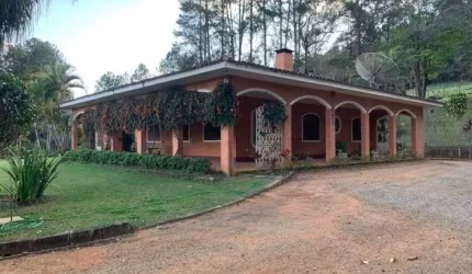 Sítio em Piracaia-SP: 5 Quartos, 3 Suítes, 4 Banheiros, 4 Vagas - 24.000m² de Pura Elegância no Bairro Piracaia.