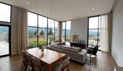 Espetacular Casa à Venda em Atibaia-SP, Vila Petrópolis: 5 Quartos, 3 Suítes, 2 Salas,  395m².