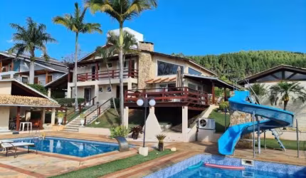 Linda Casa à Venda em Condomínio Beira Represa Piracaia