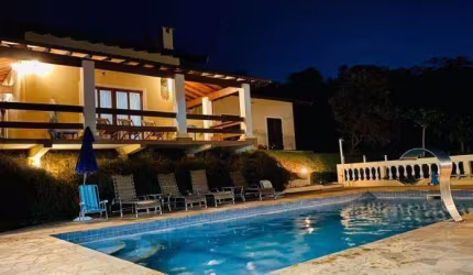 Chácara de luxo em condomínio no Batatuba, Piracaia-SP: 4 quartos, 2 suítes, 3 banheiros, 4 vagas, 520m². Venha conferir!