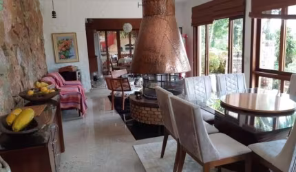 Casa em Condomínio com 4 Quartos e 1 Suíte no Bairro Portão em Atibaia-SP: 400m² de Pura Sofisticação!