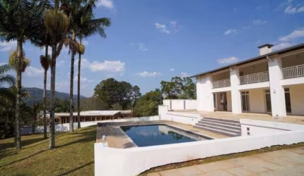 Casa de luxo em condomínio na Represa, Mairiporã-SP: 6 quartos, 5 suítes, 6 banheiros, 4 vagas, 600m². Venha conferir!