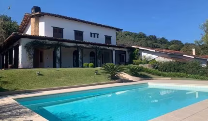Imperdível! Casa estilo toscana à venda em Atibaia-SP, no Beiral das Pedras: 4 quartos, 2 suítes, 4 banheiros, 4 vagas de garagem, 700m².