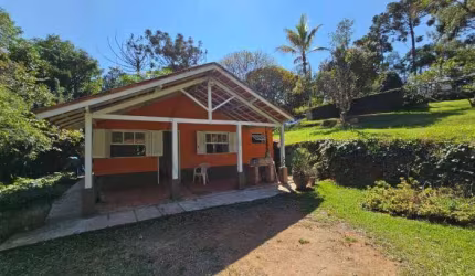 Chácara à venda em Piracaia-SP, Bairro Batatuba: 3 quartos, 1 suíte, 1 sala, 3 banheiros, 6 vagas de garagem, 160m²!