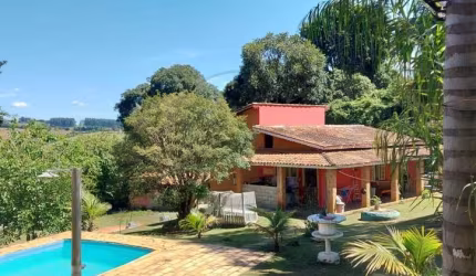 Chácara à venda em Bragança Paulista-SP, bairro Mãe dos Homens: 3 quartos, 2 suítes, 1 sala, 3 banheiros, 4 vagas, 150m²!