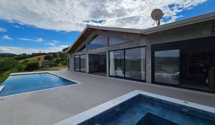 Luxuosa chácara com linda vista para represa em Piracaia-SP