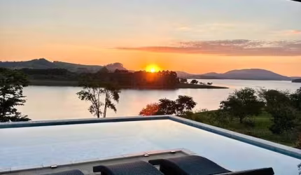 Casa de alto padrão em condomínio com acesso para Represa - Piracaia