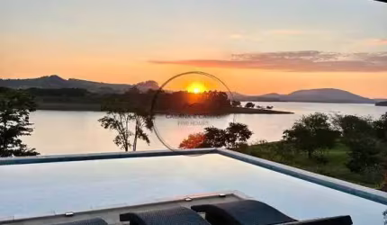 Casa de alto padrão em condomínio com acesso para Represa - Piracaia