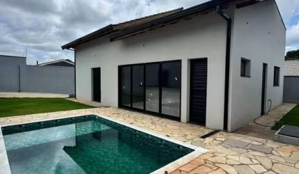 Casa com piscina à venda Jd. Estância Brasil em Atibaia