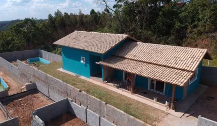Casa de campo novíssima, à menos de 7 minutos da Fernão Dias!
