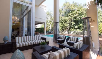 Oportunidade única! Casa de alto padrão em condomínio de luxo em Campinas-SP, com 4 suítes, 3 salas e 10 vagas de garagem.