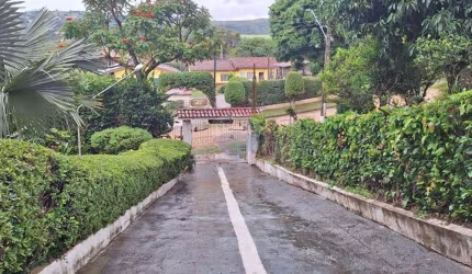 Chácara à venda com 4 dormitórios, piscina e área de lazer completa e linda vista em Serra Negra/SP