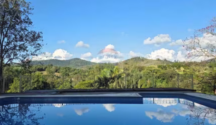 Chácara com piscina à venda em Pinhalzinho, próxima a Pedra Bela e Bragança Paulista