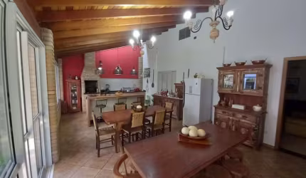 Casa à venda na Rua Itália, Igapó, Londrina por R$ 1.500.000