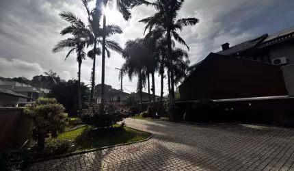 Casa com 3 quartos à venda no Bom Retiro, Joinville  por R$ 1.290.000