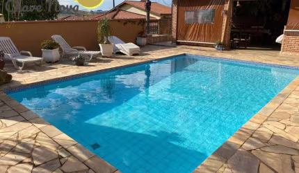 Linda e confortável casa de esquina com Piscina 3 quartos