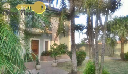 Belíssima casa em condominio com piscina
