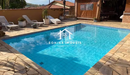 Linda e confortável casa de esquina com Piscina 3 quartos