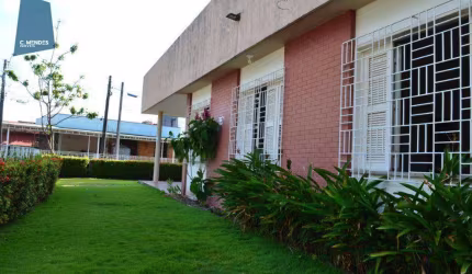 Casa no Monte Castelo em frente praça