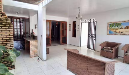 Encontre Seu Paraíso Particular! Espaçosa Casa Duplex com 5 Suítes e Localização Excepcional!
