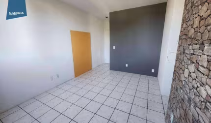 Apartamento ventilado e totalmente na sombra, com excelente localização!