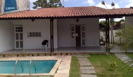 Casa com terreno amplo e excelente localização na José Leon