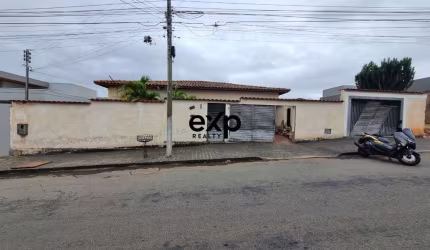 Casa com 4 quartos à venda na Ameri de Paiva, 141, Mãe de Deus, Catalão por R$ 700.000