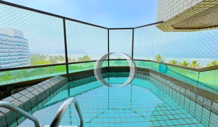 Piscina e churrasqueira na varanda, frente mar, lazer completo