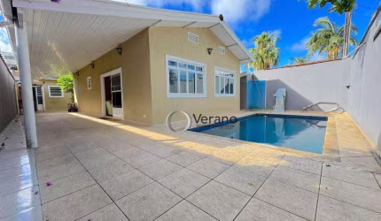 Casa a venda na Enseada com piscina e churrasqueira