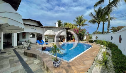 Casa ampla com piscina, campo de futebol, próximo a praia.