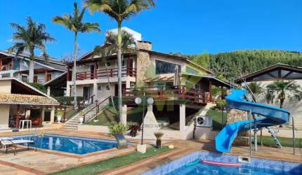 Linda Casa à Venda em Condomínio Beira Represa Piracaia