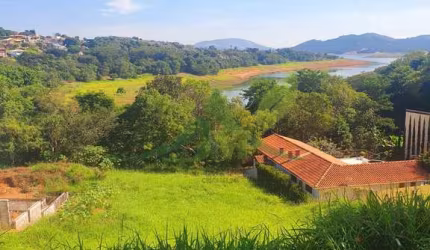 Terreno pé na água na beira da represa em Piracaia