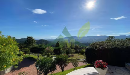 Belíssima Chácara à Venda em Condomínio Fechado com Vista da Pedra Grande