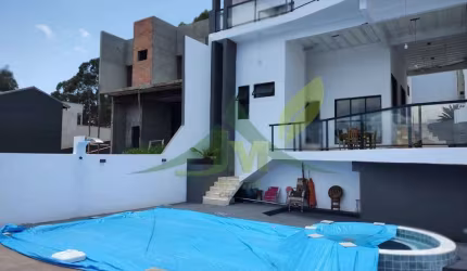 Bela Casa de Alto Padrão em Condomínio no Bairro do Portão em Atibaia