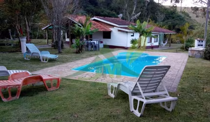 Linda Chácara em Piracaia: 1600m², Piscina, Lago, Poço, e Mais!