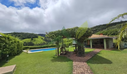 Chácara à Beira da Represa em Piracaia-SP – 3 Suítes, Piscina e Vista Deslu
