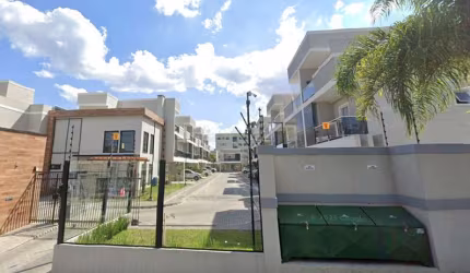 Sobrado à venda em Curitiba, Uberaba, com 3 quartos, 129m²