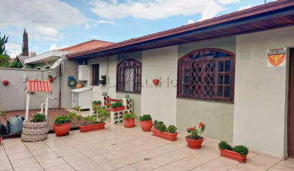 Casa com terreno amplo no Tingui