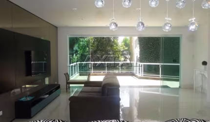 Casa à venda no Jardim Floresta. De 450 m², 3 suítes, sala e 8 vagas de Garagem.