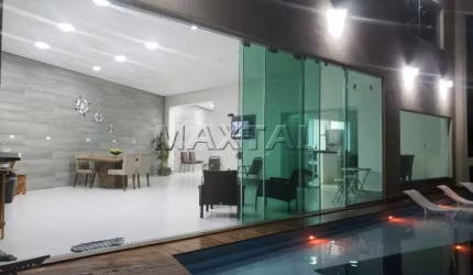 Casa em condomínio fechado, com 3 dormitórios, com 2 suítes, sendo 1 master com hidro e 3 salas